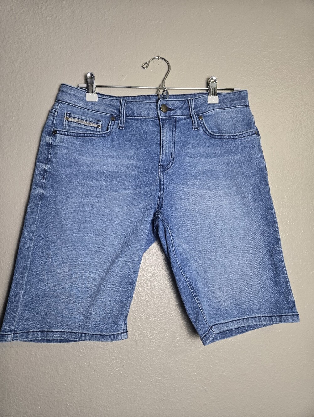 Calvin Klein City Short Size 10 Medium Wash